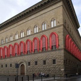 I gommoni sulla facciata di Palazzo Strozzi a Firenze sono una cagata pazzesca