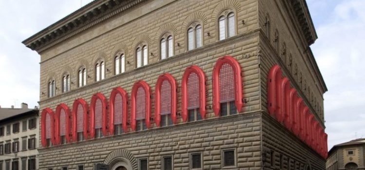 I gommoni sulla facciata di Palazzo Strozzi a Firenze sono una cagata pazzesca