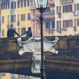 Tenerezze sul Ponte Santa Trinita.