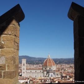 Fra vetrate e affreschi nel Duomo di Firenze.