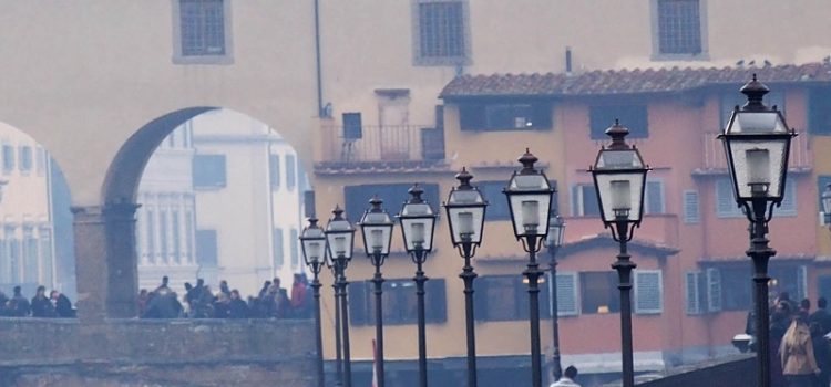 Un’insolita veduta tra i lampioni del lungarno e il Ponte Vecchio.