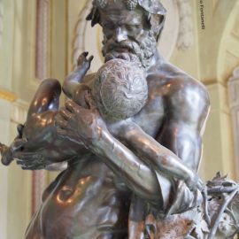 La scultura monumentale di Sileno con Bacco fanciullo di Jacopo del Duca.