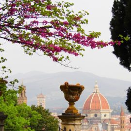Firenze si affaccia con la primavera dal Giardino di Villa Bardini.