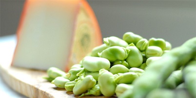 Baccelli e pecorino ed anche pane fresco, toscano ovvio